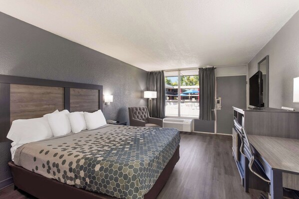 Standard Room, 1 King Bed, Non Smoking | Individually furnished, desk, free WiFi, bed sheets - Econo Lodge Cave City (Cave City)