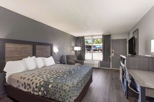 Muebles diferentes, escritorio, wifi gratis y ropa de cama 