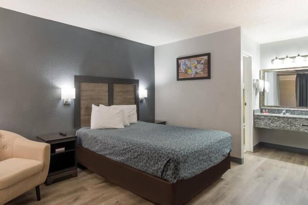 Individually furnished, desk, free WiFi, bed sheets