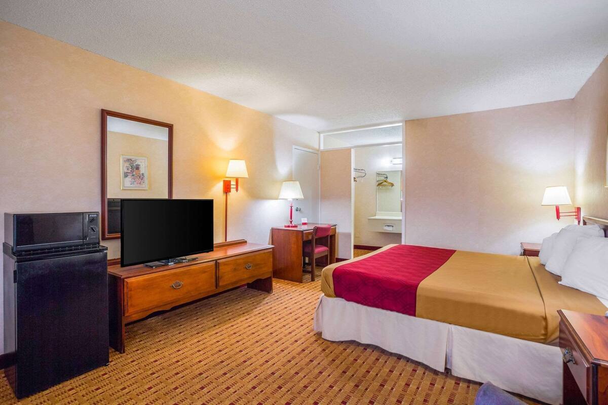 Individually furnished, desk, free WiFi, bed sheets