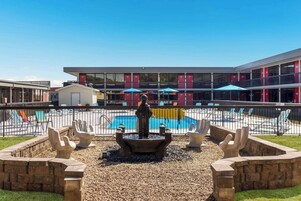 Una piscina al aire libre de temporada