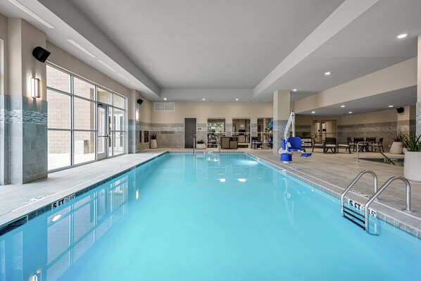 Indoor pool, sun loungers