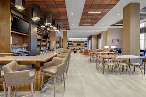 2 Bars/Lounges