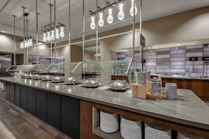 Café da manhã com buffet grátis todos os dias