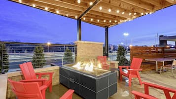 Lunch and dinner served, American cuisine