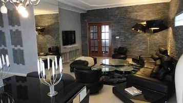 Comfort Villa, 6 Bedrooms | Living area | TV