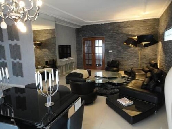 Comfort Villa, 6 Bedrooms | Living area | TV