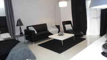 Comfort Villa, 6 Bedrooms | Living area | TV