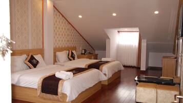 Minibar, skrivebord, blendingsgardiner og wi-fi (inkludert)