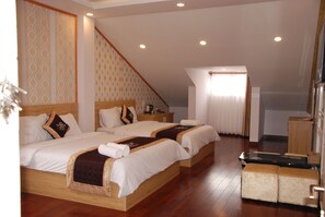 Minibar, desk, blackout curtains, free WiFi - Queen Villa 2 Hotel (Da Lat)