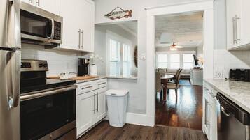 Een koelkast, een magnetron, een oven, een kookplaat