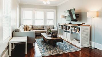 Een smart-tv en boeken