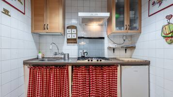 Réfrigérateur, micro-ondes, batterie de cuisine, vaisselle et ustensiles