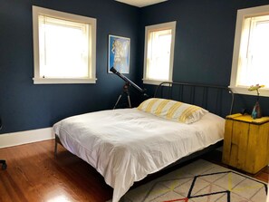 5 bedrooms, iron/ironing board, WiFi, bed sheets