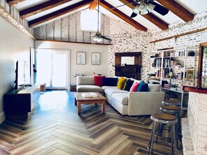 Fernseher, Kamin, Videospiele, Bücher