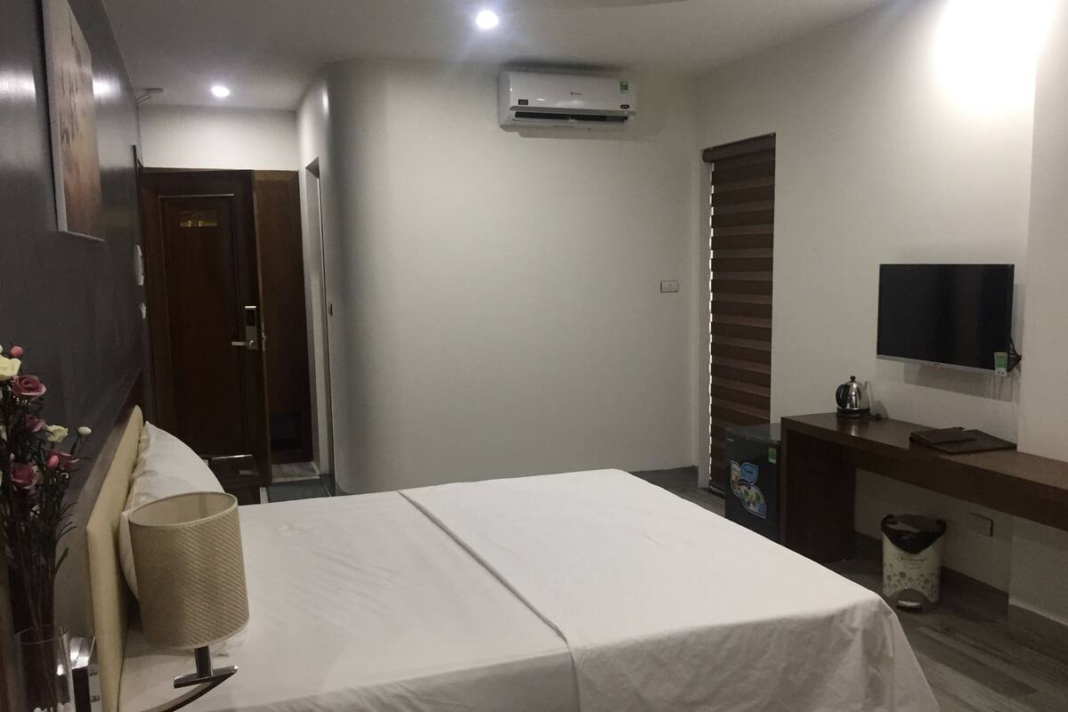 Minibar, desk, WiFi (free), bed sheets