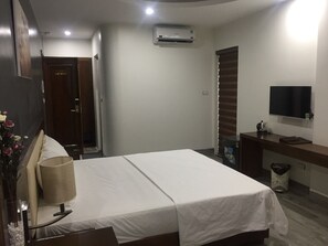 Minibar, meja kerja, Wi-Fi gratis, dan seprai linen