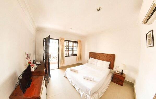 Superior Queen Room with Balcony Lanai