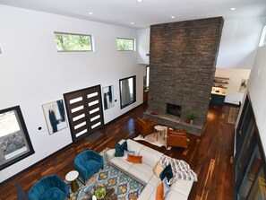 Älytelevisio, videopelejä, DVD-soitin, musiikkikirjasto