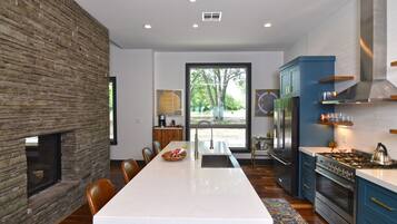 Geladeira, micro-ondas, fogão, cooktop