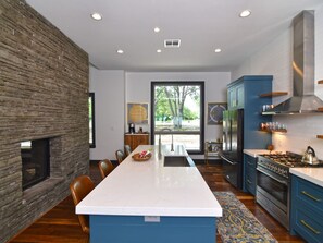 Jääkaappi, mikroaaltouuni, uuni, liesi