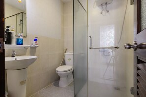 Haartrockner, Handtücher, Seife, Shampoo