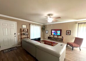 Smart TV, foosball - 3BR/2BA Lake Mariam Home Near LEGOLAND with Kitchen & Laundry_1724 (Winter Haven)