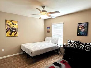 3 habitaciones, escritorio, tabla de planchar con plancha y wifi gratis