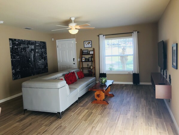 Una Smart TV, un futbolín