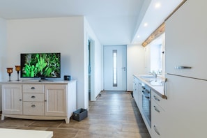 Køleskab, opvaskemaskine, kaffe-/temaskine, elkedel