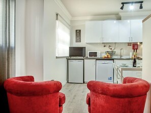 Kühlschrank, Mikrowelle, Ofen, Geschirrspüler