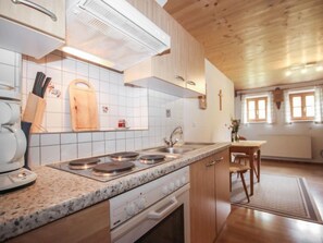Jääkaappi, uuni, keittoastiat/astiat/ruokailuvälineet, ruokailupöytä