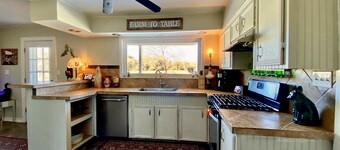 GROUP GETAWAY - 6 Bedroom, 4.5 Bath, 20 Acre Retreat