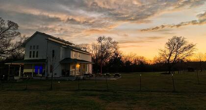 GROUP GETAWAY - 6 Bedroom, 4.5 Bath, 20 Acre Retreat