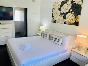 4 bedrooms, iron/ironing board, free WiFi, bed sheets - Rye Beach Holiday House with Outdoor Spa –
Sleeps 10 (Rye)