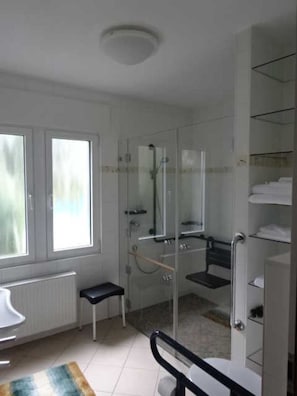 Douche, articles de toilette gratuits, sĂšche-cheveux, peignoirs