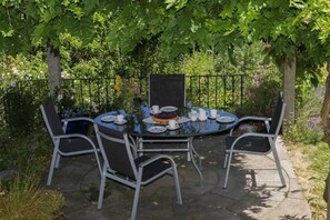 Unclassified image, 3 of 32, button