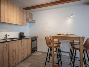 Kühlschrank, Ofen, Toaster, Kochgeschirr/Geschirr/Besteck