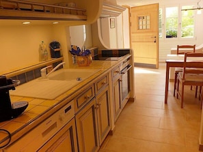 Kühlschrank, Mikrowelle, Ofen, Geschirrspüler