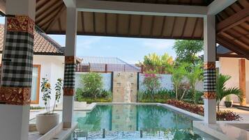 AuĂenpool, LiegestĂŒhle