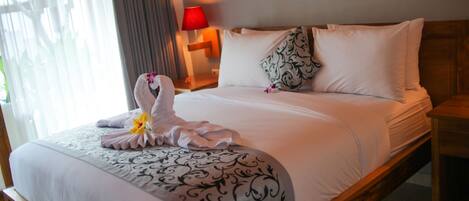 Desk, soundproofing, free WiFi