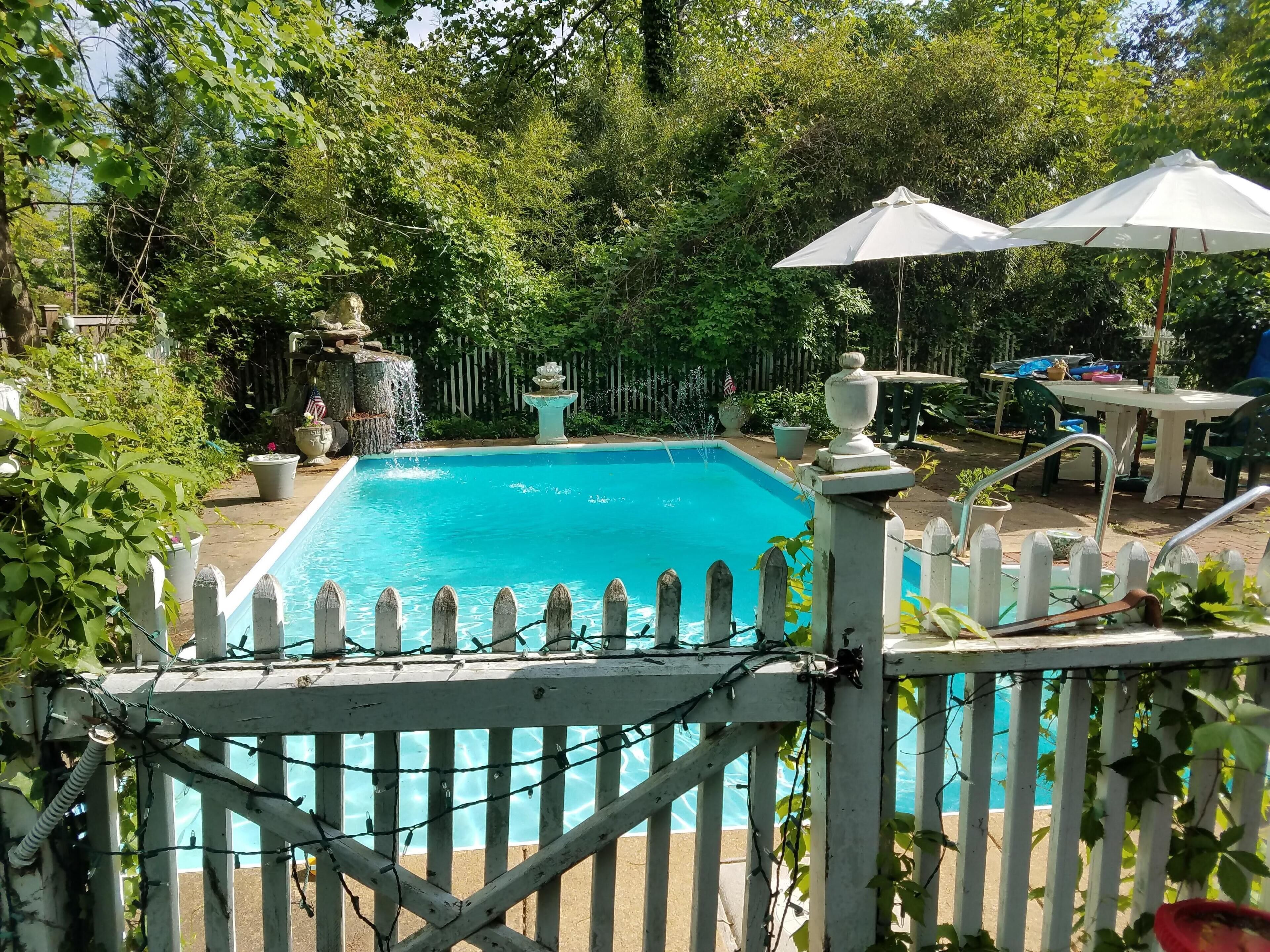 Brick Georgian w/pool, 1-2 miles to all! Pet friendly!