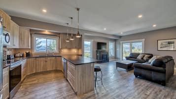 Cottage, 2 Bedrooms | Private kitchen | Fridge, microwave, oven, dishwasher