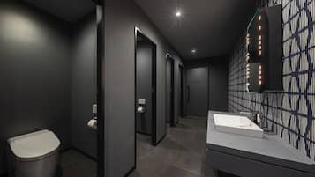 Combined shower/bathtub, slippers, towels
