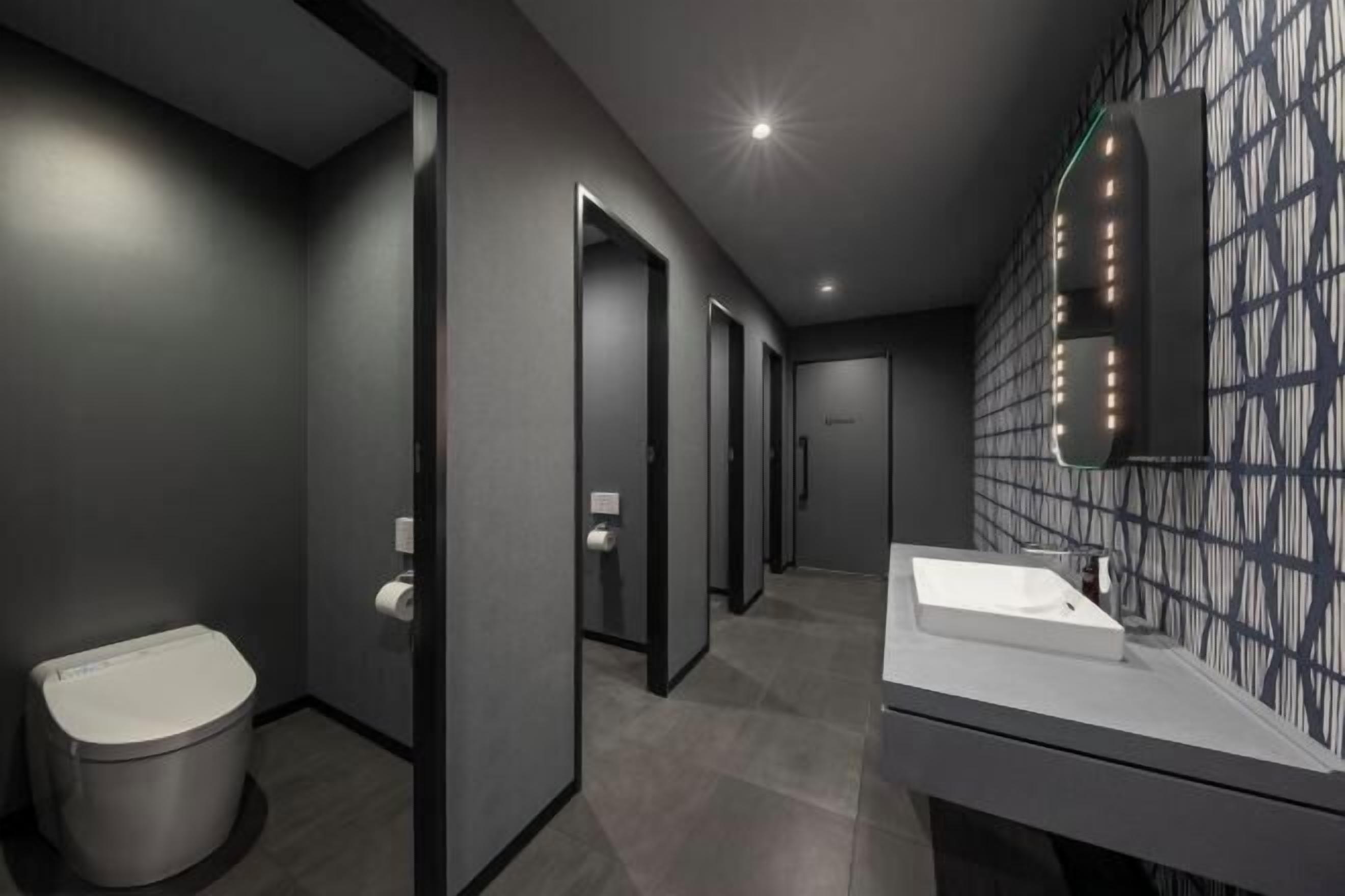 Salle de bain | Ensemble douche/baignoire, chaussons, serviettes fournies