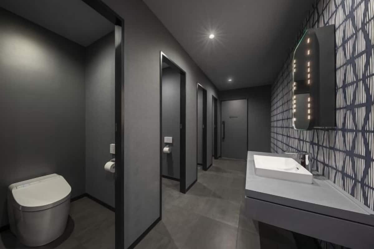 Baño | Tina con regadera, pantuflas, toallas