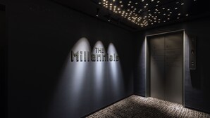 Een moderne lift met een digitaal scherm en bedieningspaneel.