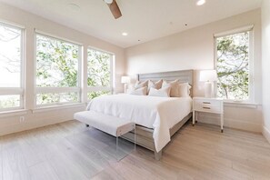 4 bedrooms, iron/ironing board, Internet, bed sheets - Renovated Lakeside Home with Pool, Chef’s Kitchen & Access to Austin’s Culture (Lago Vista)