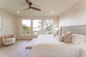 4 bedrooms, iron/ironing board, internet, bed sheets - Renovated Lakeside Home with Pool, Chef’s Kitchen & Access to Austin’s Culture (Lago Vista)