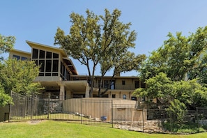 Unclassified image, 3 of 49, button - Renovated Lakeside Home with Pool, Chef’s Kitchen & Access to Austin’s Culture (Lago Vista)